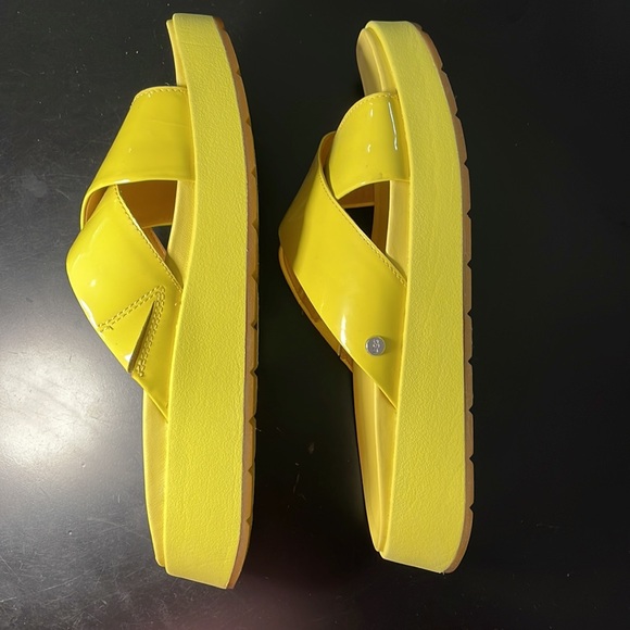 UGGs sandals, size 8 brand new - Picture 4 of 9